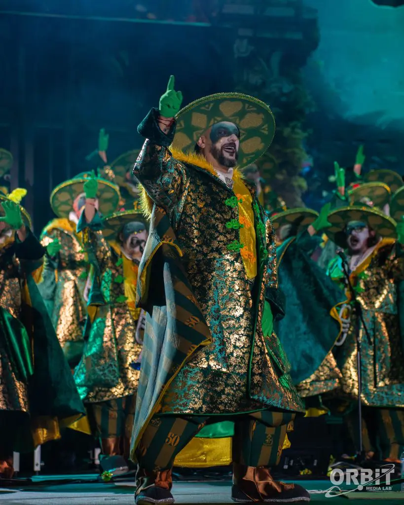 Comparsa del carnaval de Tenerife actuando sobre el escenario